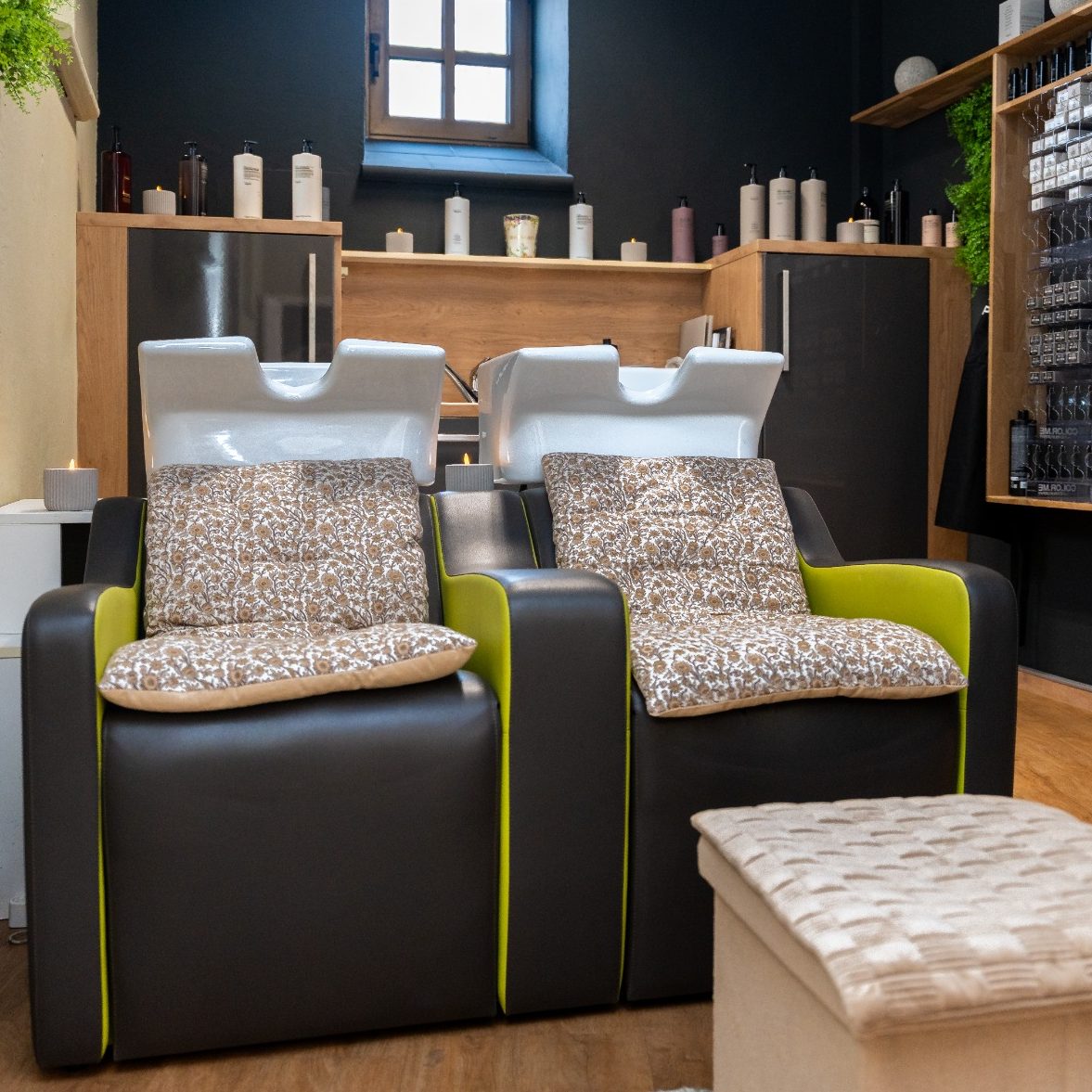 Wellness Bad Wörishofen Zwei komfortable Massage-Sessel mit Kissen, umgeben von einer stilvollen Einrichtung.