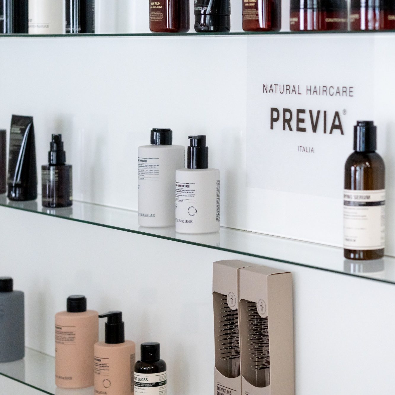 Previa Haarpflege Produkte Regal mit verschiedenen Pflegeprodukten der Marke Previa in neutralen Tönen.